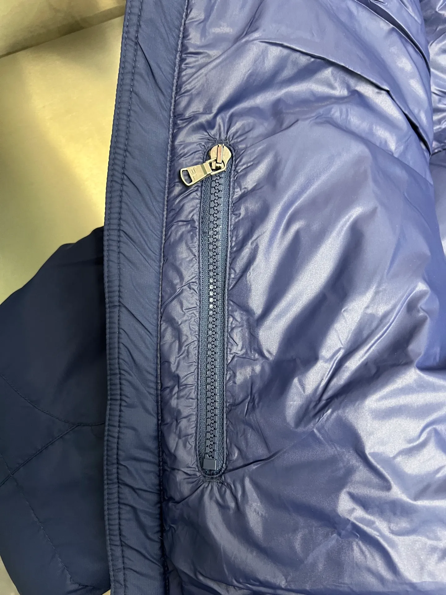 P860 Polo Ralph Lauren 2025 pony embroidered glossy half-turtle collar down jacket. Neat tailoring creates a smart posture, returning to the bustling city. Filled with white duck down. It is warm and comfortable without being bulky. It does not lose its personality and looks low-key. Original customized fabric with a certain sense of color. Color: glossy black, matte black, dark blue. Size: S M L XL XXL